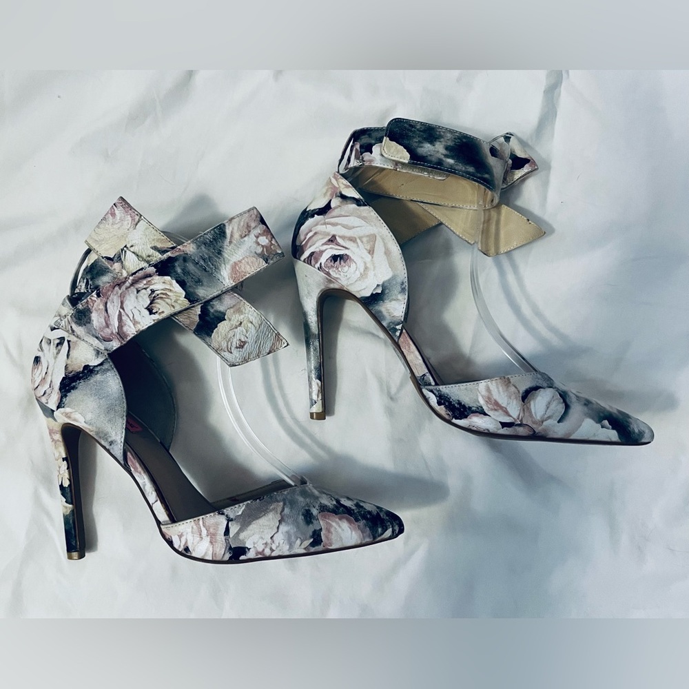 EUC vintage Betsey Johnson Floral genuine leather Pointed-Toe Ankle-Bow heels.